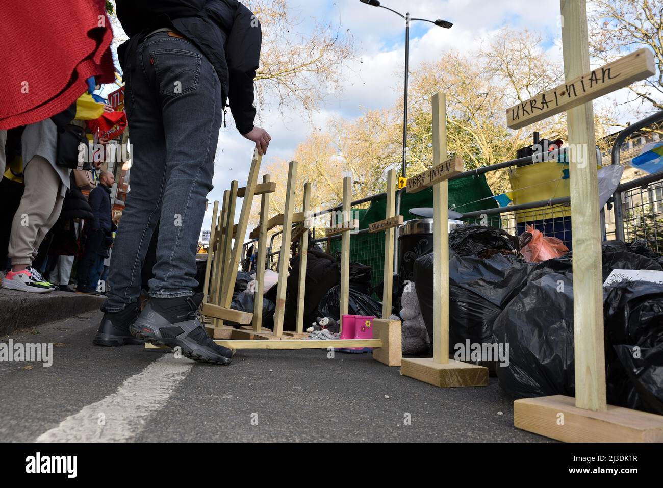 Russische Botschaft, Notting Hill Gate, London, Großbritannien. 7.. April 2022. Stoppen Sie Kriegsverbrechen in der Ukraine Protest. Demonstranten hinterlassen Symbole russischer Plünderungen in der Ukraine. Kredit: Matthew Chattle/Alamy Live Nachrichten Stockfoto