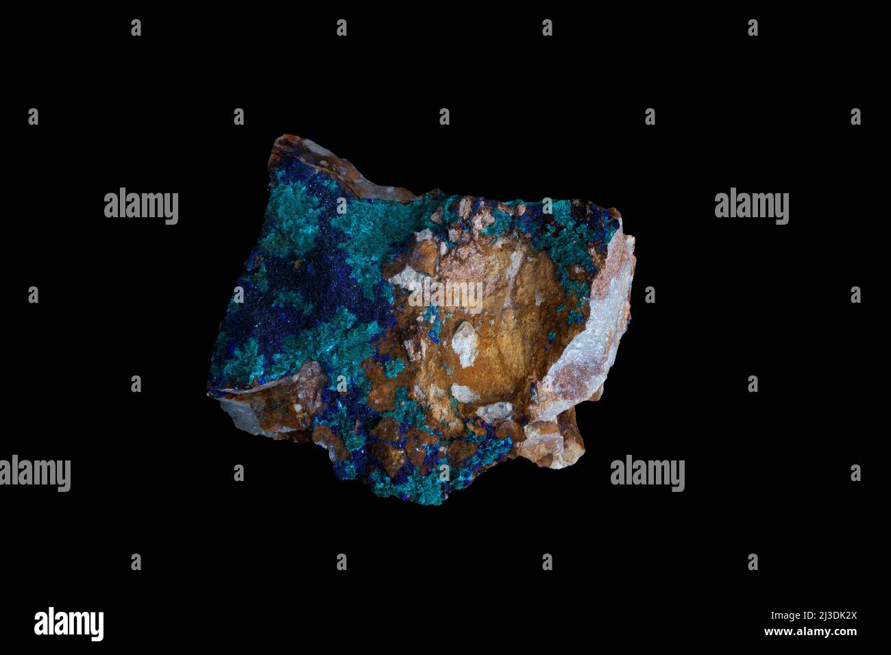 Azurit, ein Mineralstein auf schwarzem Hintergrund. Stockfoto