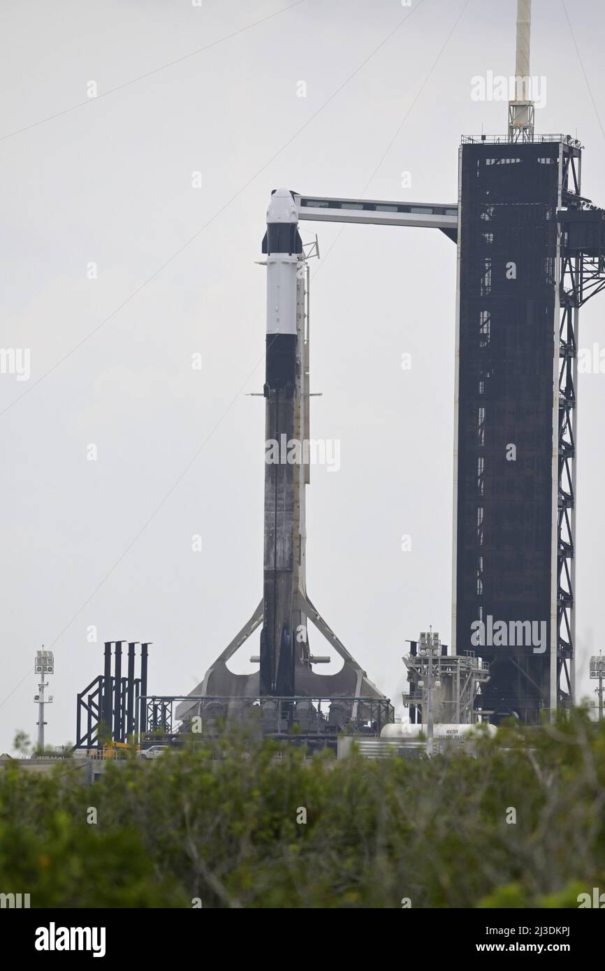 Auf dem Komplex 39A werden die letzten Vorbereitungen für die SpaceX Falcon 9-Rakete und die Dragon-Raumsonde für die Axiom-Mission 1 für Axiom Space im Kennedy Space Center, Florida, am Donnerstag, den 7. April 2022, getroffen. Die erste vierköpfige kommerzielle Besatzung wird auf einer zehntägigen Mission zur Internationalen Raumstation gestartet. Foto von Bill Cantrell/UPI Kredit: UPI/Alamy Live News Stockfoto