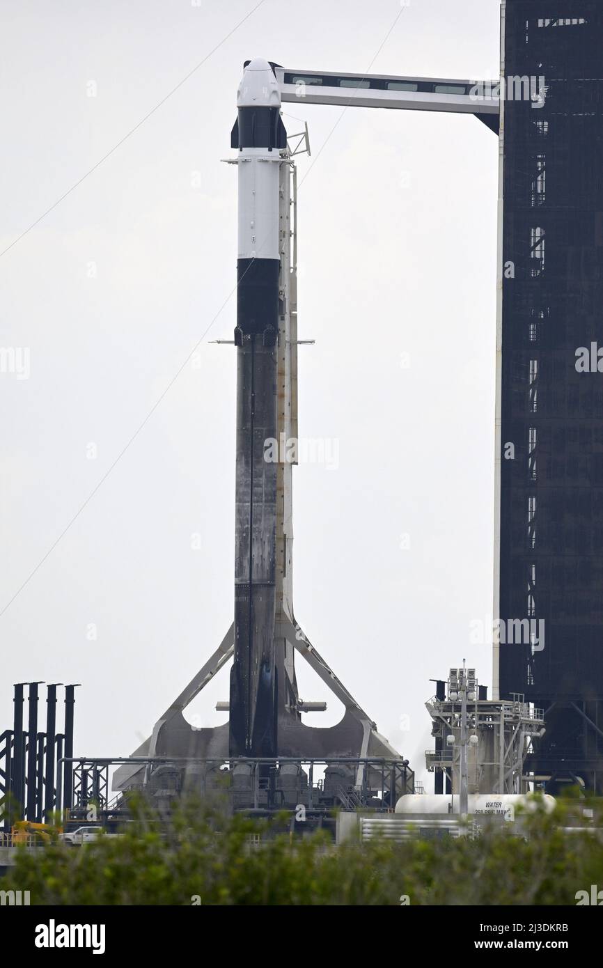 Auf dem Komplex 39A werden die letzten Vorbereitungen für die SpaceX Falcon 9-Rakete und die Dragon-Raumsonde für die Axiom-Mission 1 für Axiom Space im Kennedy Space Center, Florida, am Donnerstag, den 7. April 2022, getroffen. Die erste vierköpfige kommerzielle Besatzung wird auf einer zehntägigen Mission zur Internationalen Raumstation gestartet. Foto von Bill Cantrell/UPI Kredit: UPI/Alamy Live News Stockfoto