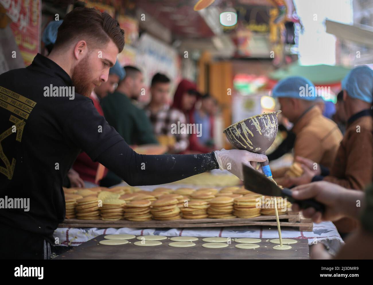 Während des heiligen Monats Ramadan kaufen Palästinenser im Lager Khan Yunis im südlichen Gazastreifen auf einem Markt ein, während die Preise infolge der russischen Invasion in die Ukraine stiegen. Palästina. Stockfoto