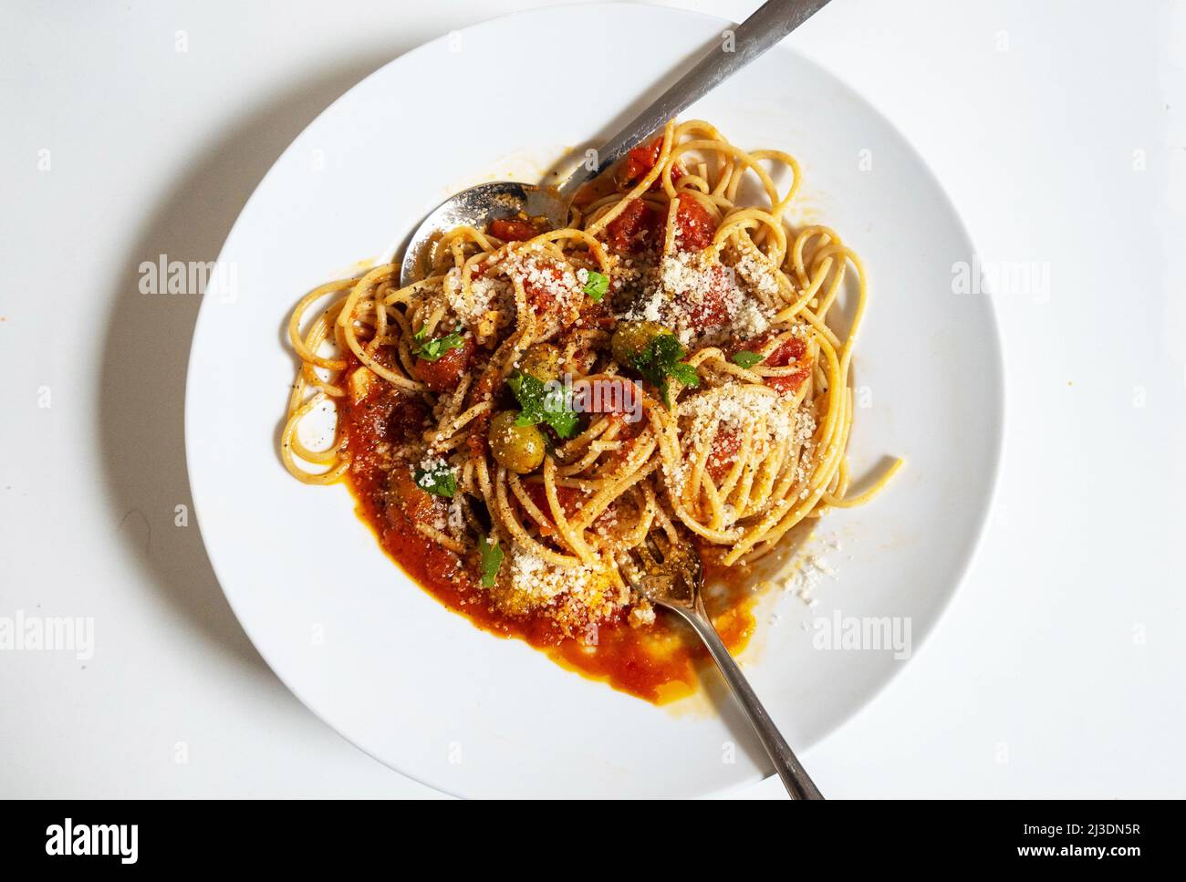 Spaghetti in einer würzigen Puttanesca-Sauce Stockfoto