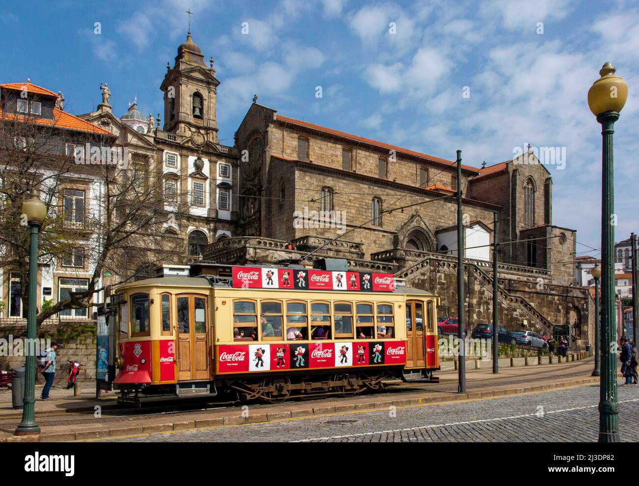 Die Straßenbahn Porto 205 befindet sich vor der Igreja de Sao Francisco, einer Kirche aus dem 14. Jahrhundert im Stadtzentrum von Porto Portugal. Stockfoto
