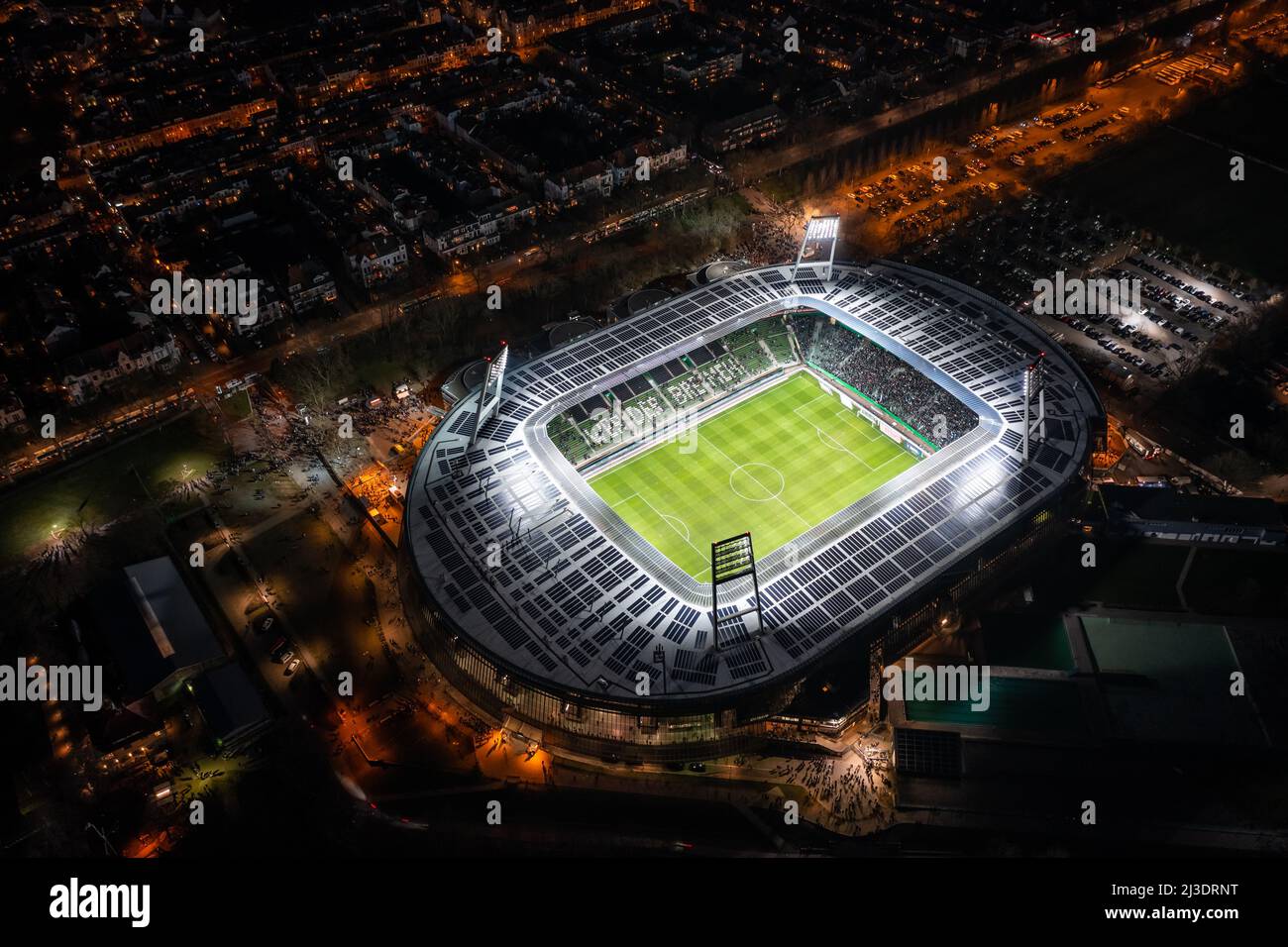 Luftaufnahme auf beleuchtetem Weserstadion, SV Werder Bremen Stadion Stockfoto