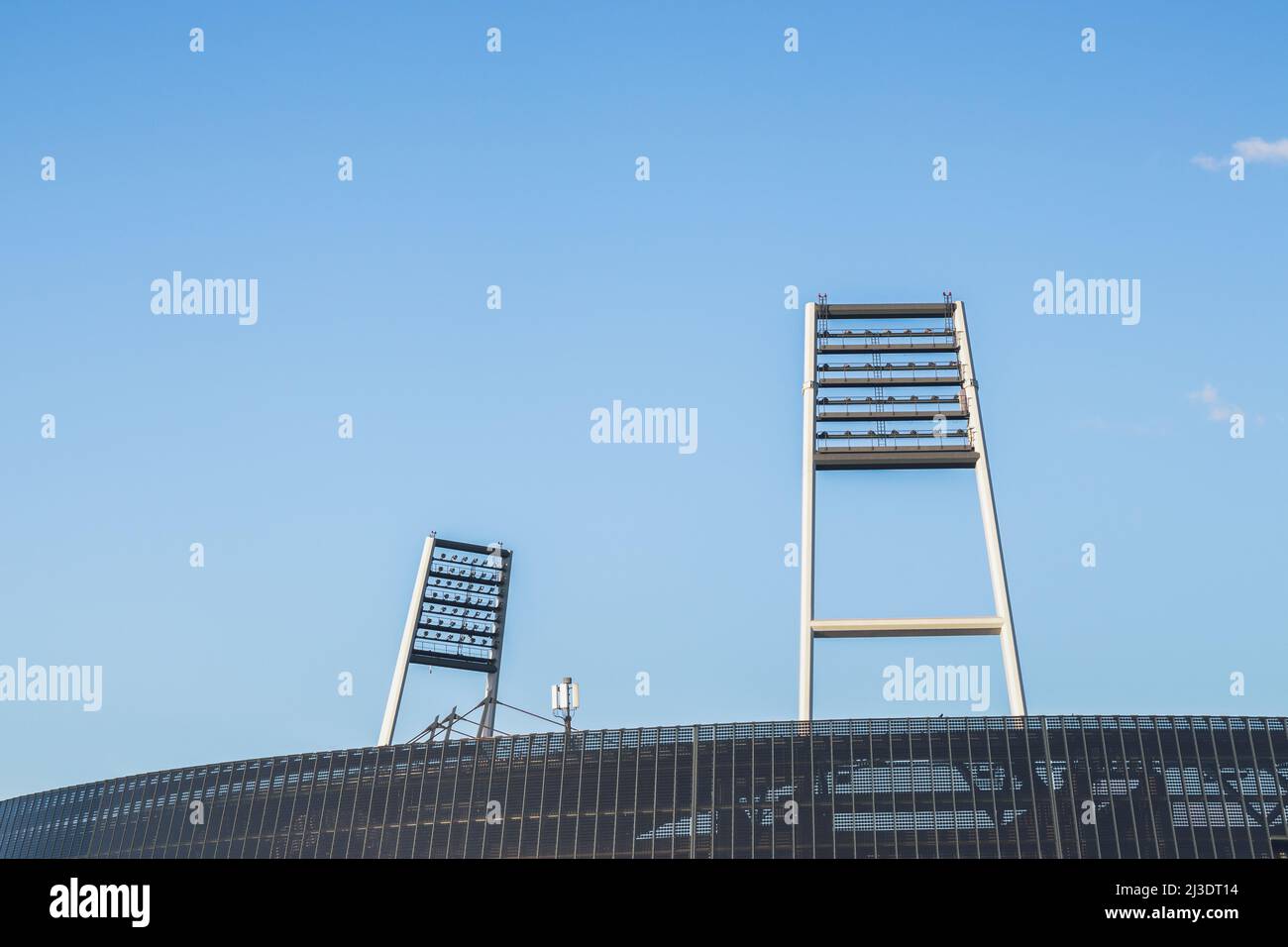 Isolierte Flutlichtstative des Weserstadions, SV Werder Bremen. Stockfoto
