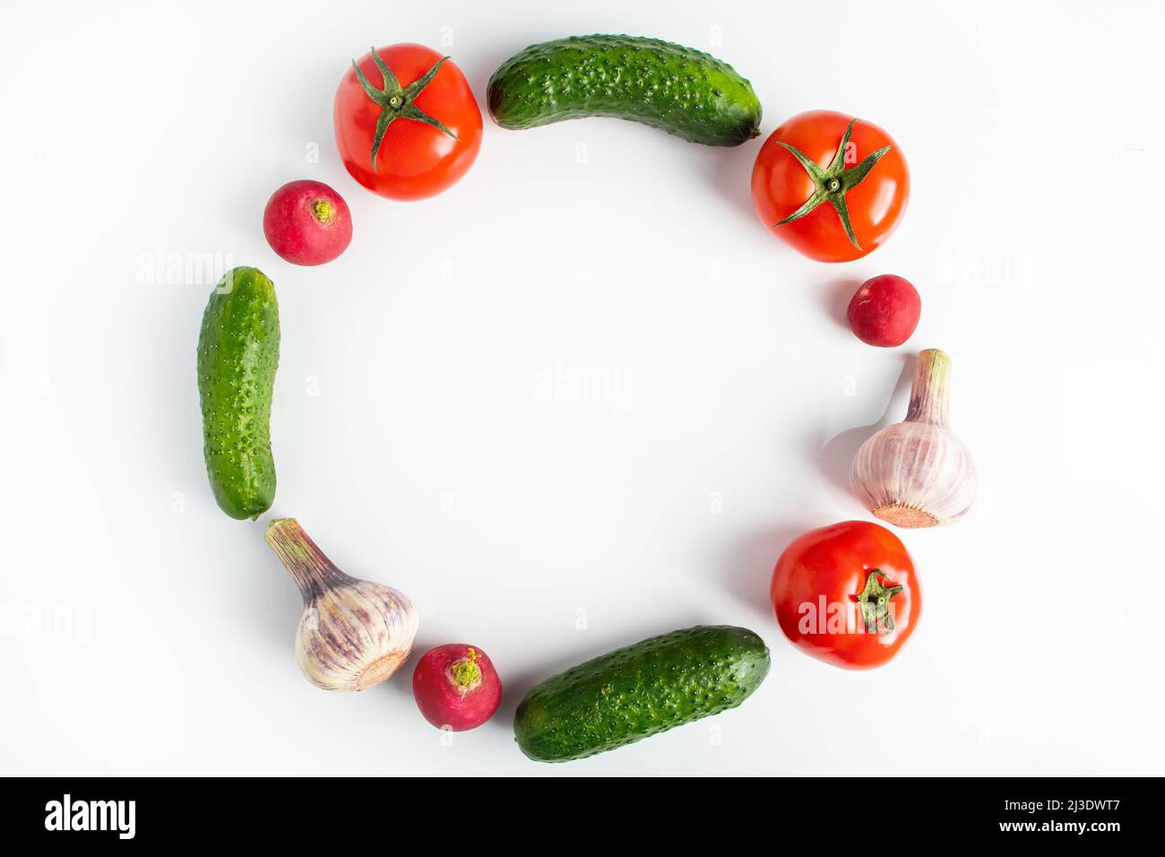 Frisches Gemüse auf weißem Hintergrund. Diät-Food-Konzept. Für Text platzieren. Stockfoto