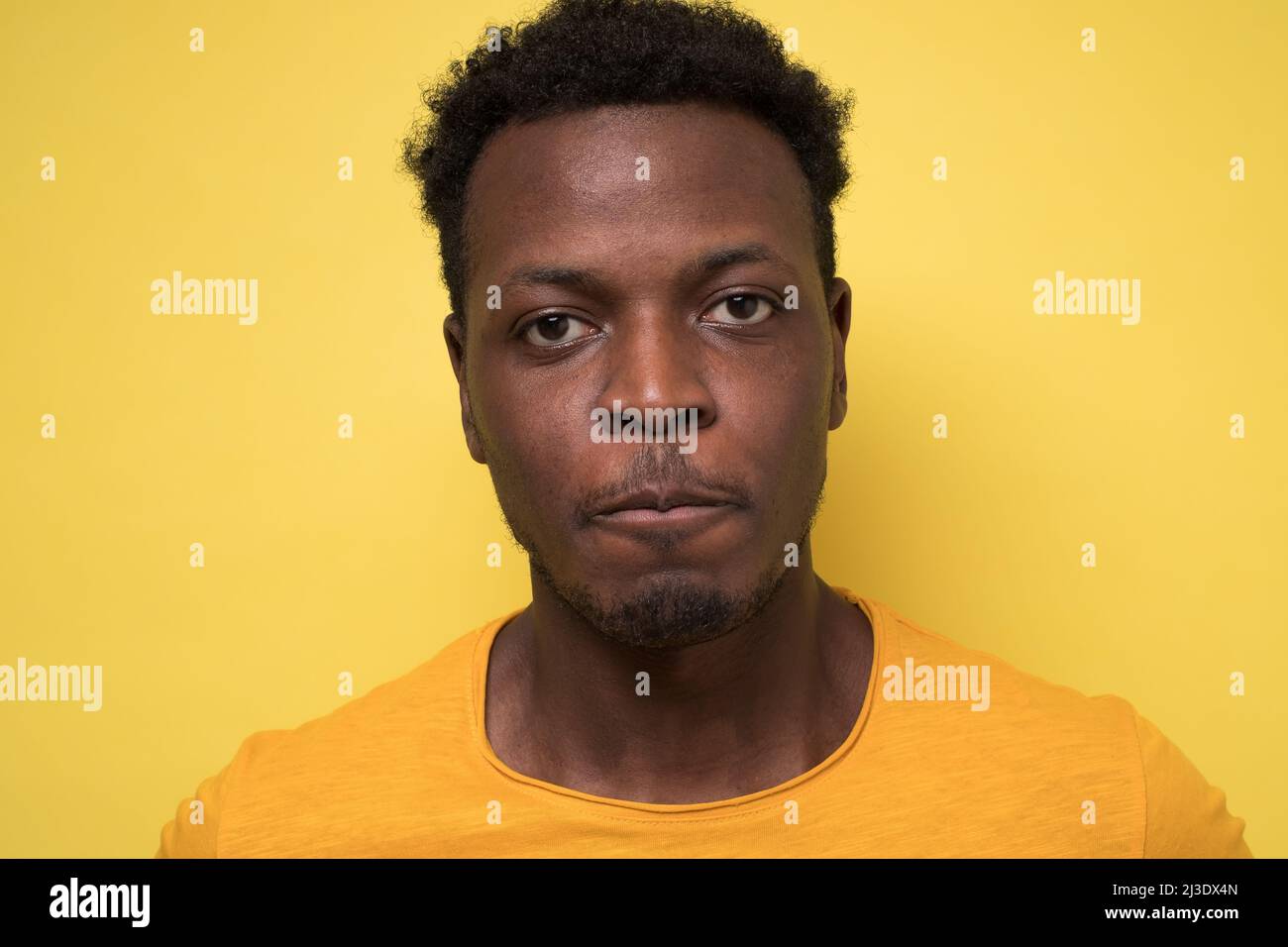 Junger afroamerikanischer Mann, skeptisch und nervös, missbilligender Gesichtsausdruck. Negative Gesichtsemotion. Stockfoto