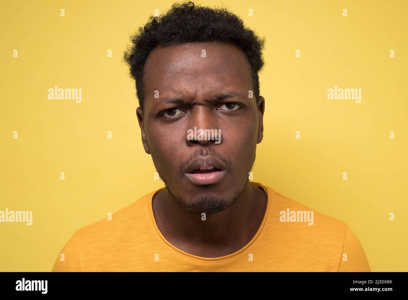 Junger afroamerikanischer Mann, skeptisch und nervös, missbilligender Gesichtsausdruck. Negative Gesichtsemotion. Stockfoto