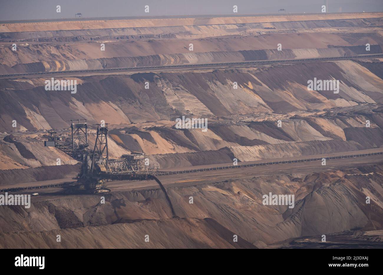 Blick in den Tagebau von Garzweiler oberflächennahe Mine mit schweren Maschinen und ausgegrabenem Material Stockfoto
