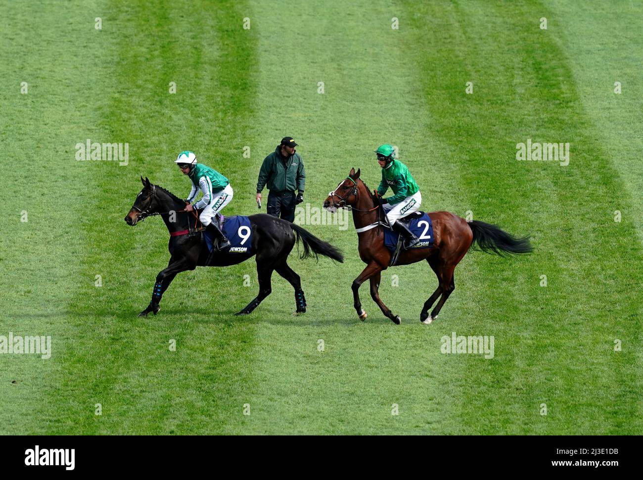 Impulsive, von Jockey Daryl Jacob (rechts) und Fautinette von Jockey Charlie Deutsch geritten, werden vor der Juvenile-Hürde zum Juvenile-Jubiläum 4 Jahre vor dem Aintree Racecourse in Liverpool posten. Bilddatum: Donnerstag, 7. April 2022. Stockfoto