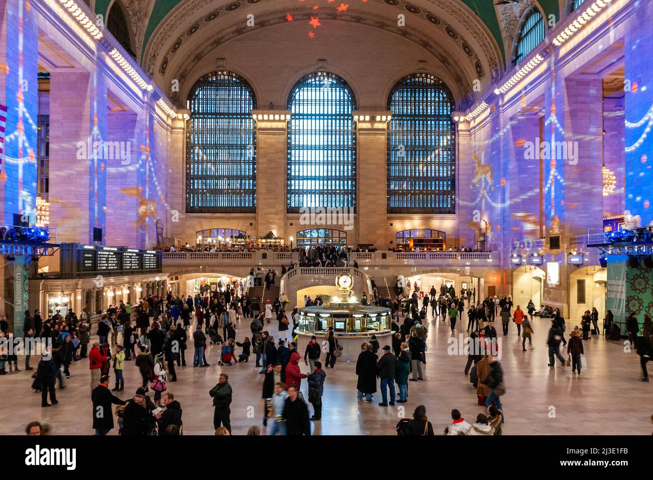 Grand Central Station in Manhattan, New York City, mit Weihnachtslichtern Stockfoto