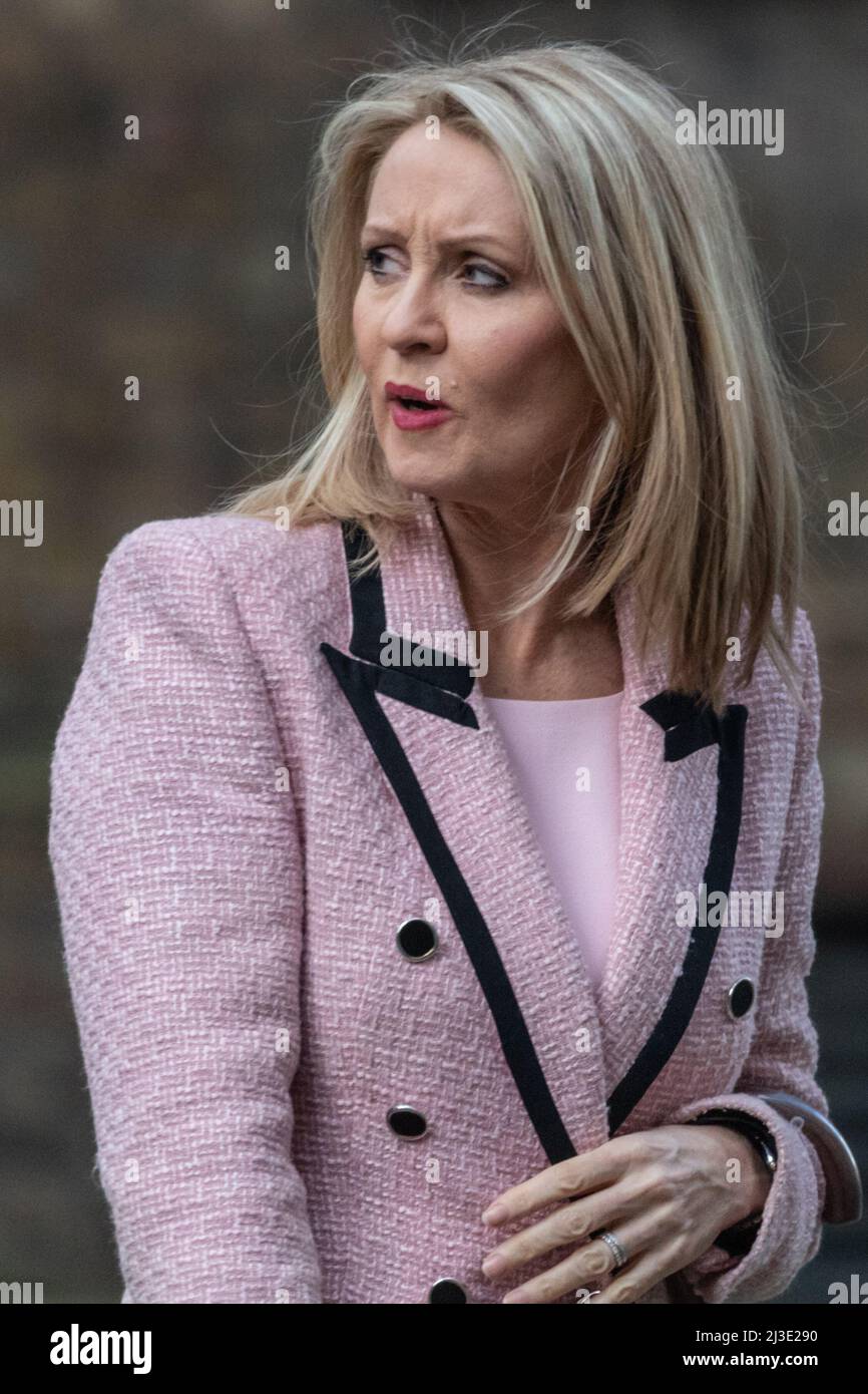 Downing Street, London, Großbritannien. 07. April 2022. Esther McVey, Abgeordnete der Konservativen Partei für Tatton und ehemalige Staatsministerin für Wohnungsbau und Planung, wird heute beim Verlassen der Downing Street 10 gesehen. Kredit: Imageplotter/Alamy Live Nachrichten Stockfoto