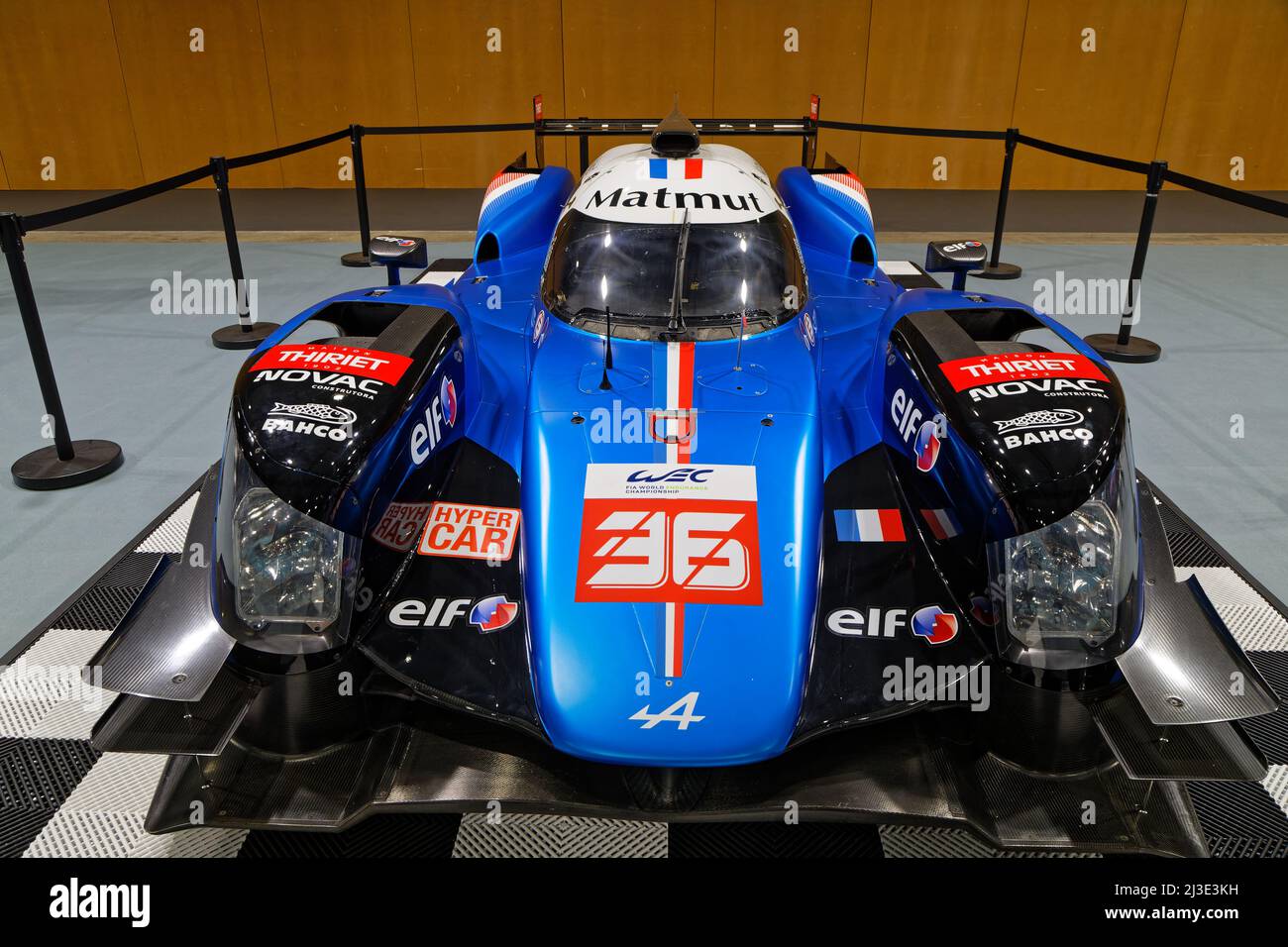 LYON, FRANKREICH, 7. April 2022: Der Lyon Motor Show findet in der Eurexpo statt. Zum zweiten Mal nur in Frankreich, ein außergewöhnliches alpines Rennwagen-Hochplateau ist g Stockfoto