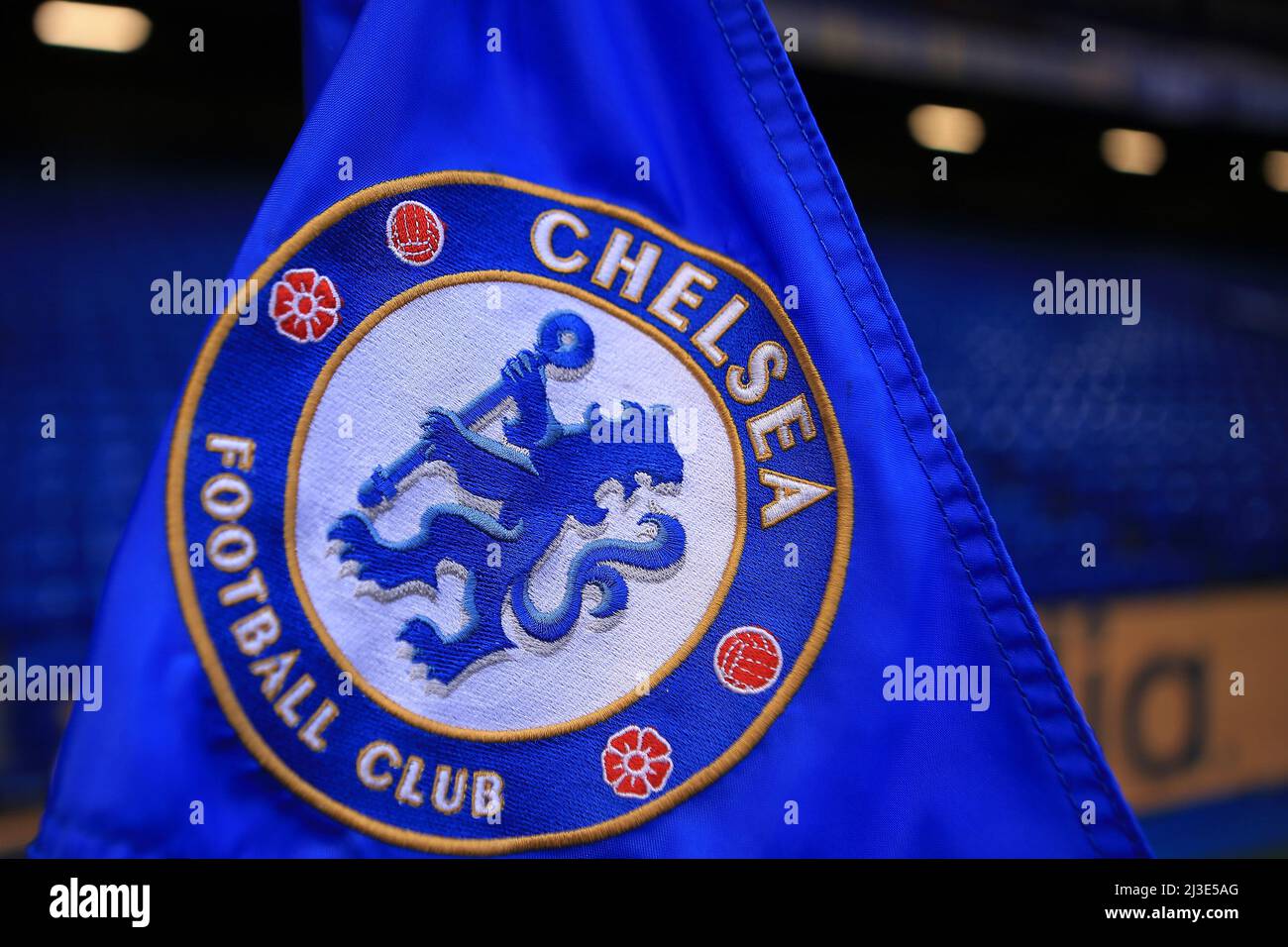 London, Großbritannien. 06. April 2022. Chelsea FC Eckflagge. UEFA Champions League, Viertelfinale 1., Chelsea gegen Real Madrid an der Stamford Bridge in London am Mittwoch, 6.. April 2022. Dieses Bild darf nur für redaktionelle Zwecke verwendet werden. Nur zur redaktionellen Verwendung, Lizenz für kommerzielle Nutzung erforderlich. Keine Verwendung bei Wetten, Spielen oder Veröffentlichungen in einem Club/einer Liga/einem Spieler. PIC von Steffan Bowen/Andrew Orchard Sports Photography/Alamy Live News Credit: Andrew Orchard Sports Photography/Alamy Live News Stockfoto