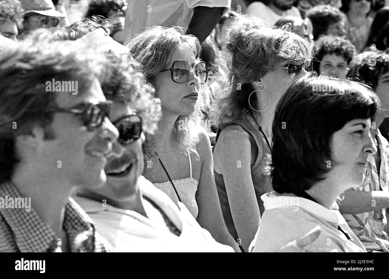 Joni Mitchell nimmt an einem Softball-Spiel zwischen einem Team der Eagles und einem Team des Rolling Stone Magazine in Los Angeles, CA 1980, Teil Stockfoto