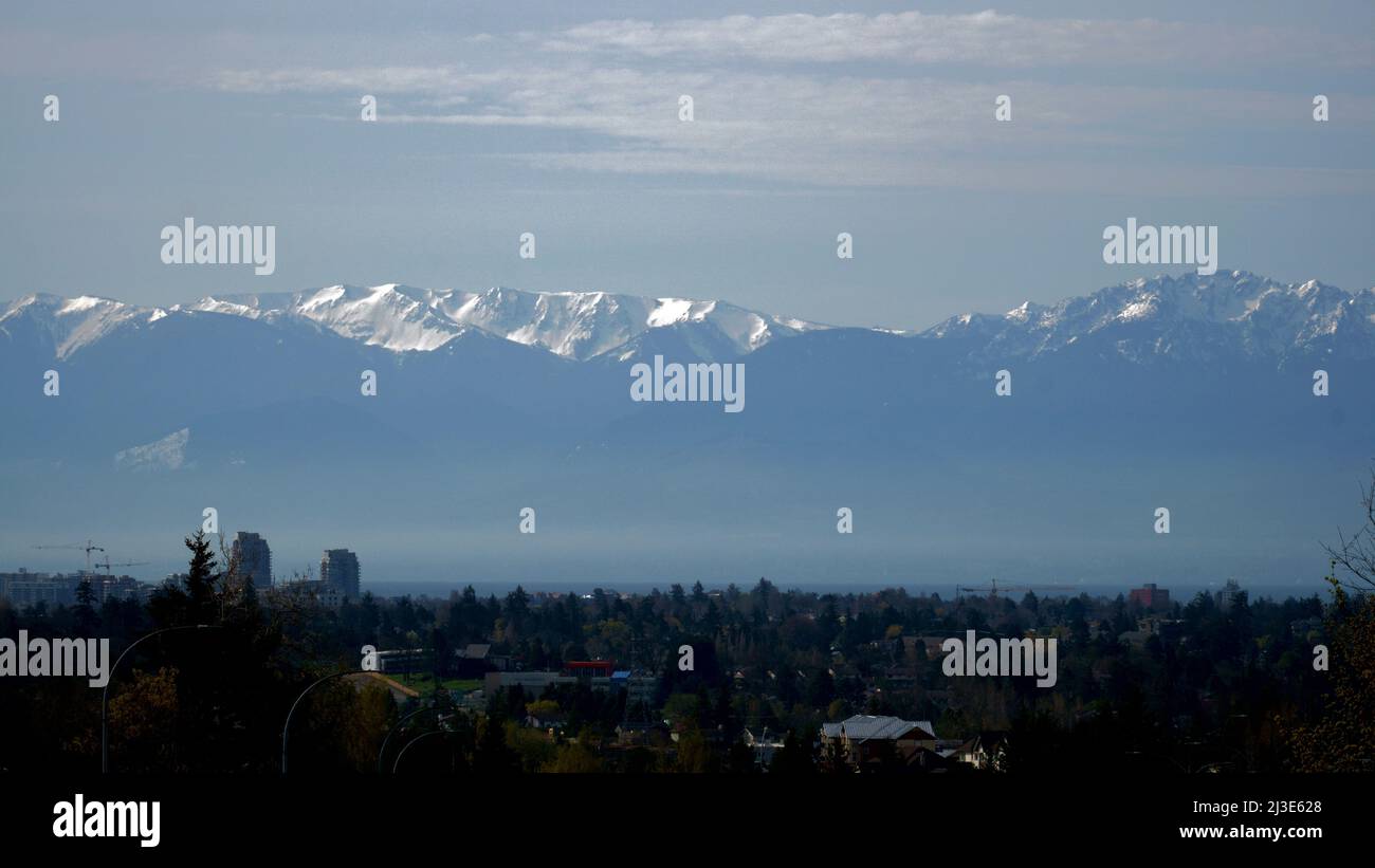 Die Olympic Range des Staates Washington liegt hoch über der Juan de Fuca Strait und Victoria, BC. Stockfoto