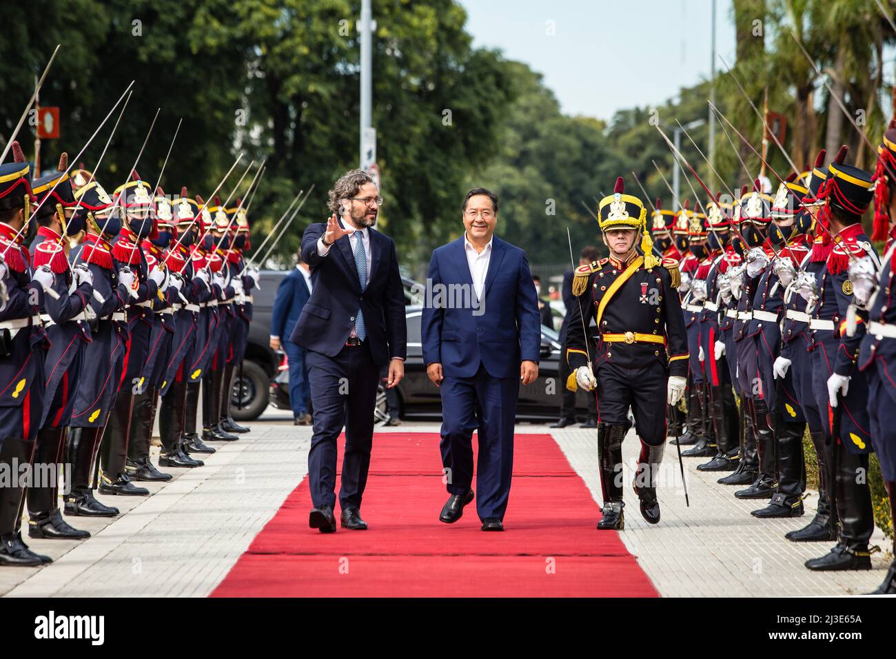 Buenos Aires, Argentinien. 07. April 2022. Der argentinische Außenminister Santiago Cafiero geht zusammen mit dem Präsidenten Boliviens, Luis Alberto Arce, den roten Teppich entlang, begleitet von Grenadierinnen, zum Denkmal der Heldin der Unabhängigkeit Juana Azurduy. Der Präsident des Plurinational State of Bolivia, Luis Arce Catacora, kam zu einem offiziellen Besuch nach Argentinien, um sich mit dem Präsidenten von Argentinien, Alberto Fenandez, zu treffen und Abkommen zu unterzeichnen. Kredit: SOPA Images Limited/Alamy Live Nachrichten Stockfoto