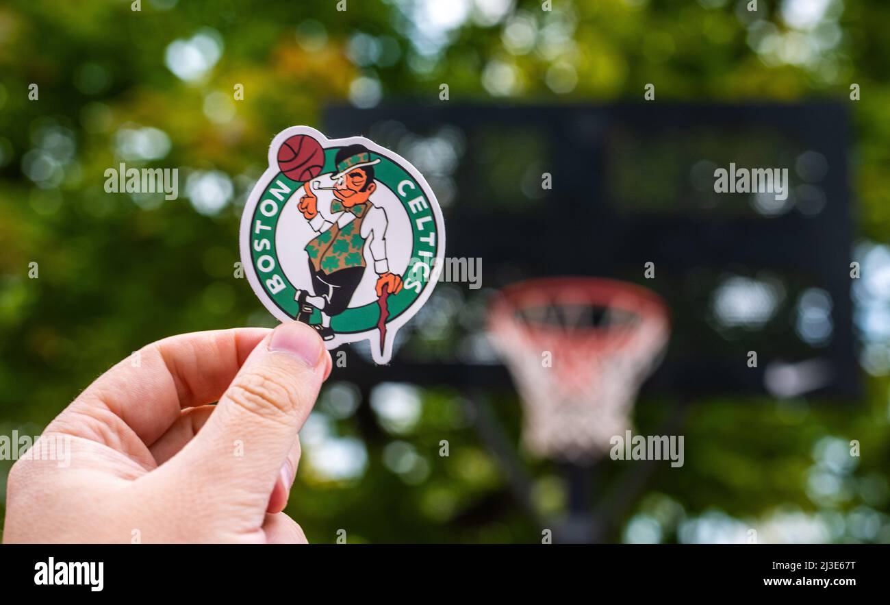 15. September 2021, Boston, USA, Ein Mann hält das Logo des Boston Celtics Basketballclubs in der Hand auf dem Sportplatz. Stockfoto