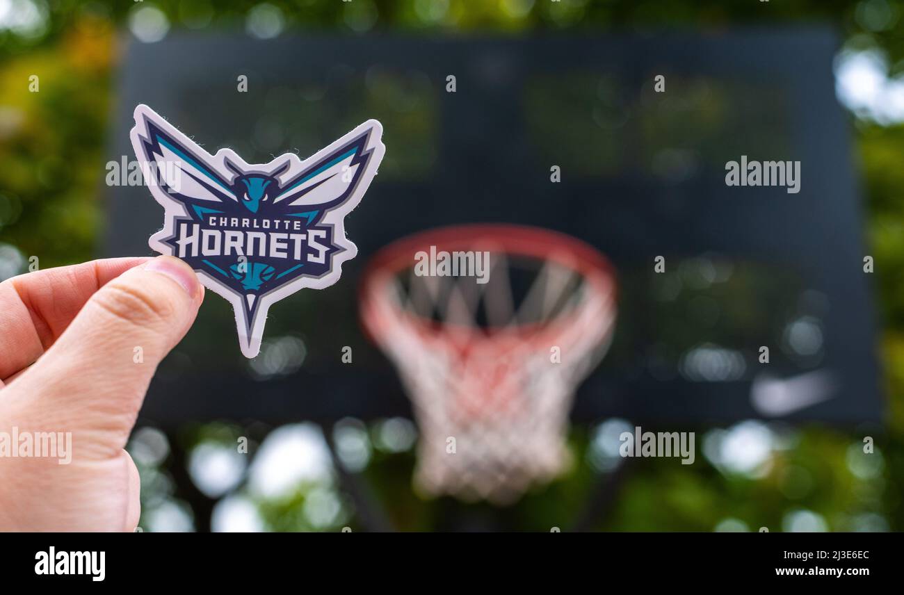15. September 2021, Charlotte, USA, Ein Mann hält das Logo des Basketballclubs Charlotte Hornets in der Hand auf dem Sportplatz. Stockfoto