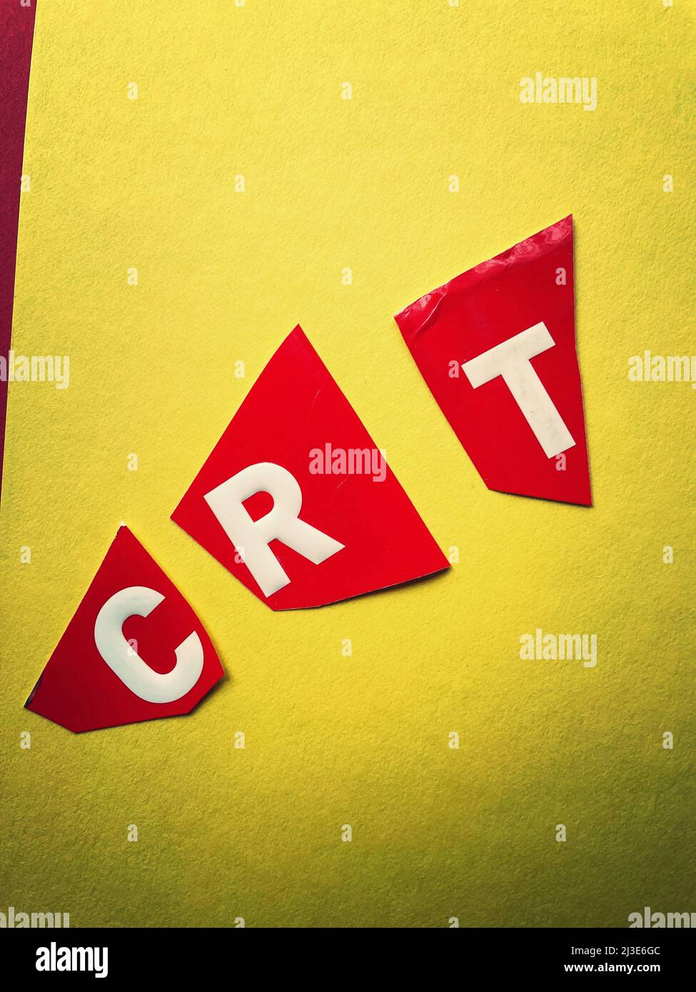 „Critical Race Theory (CRT)“ mit ausgeschnittenen Papierbuchstaben in der „Ransom Note Effect“-Typografie, USA Stockfoto