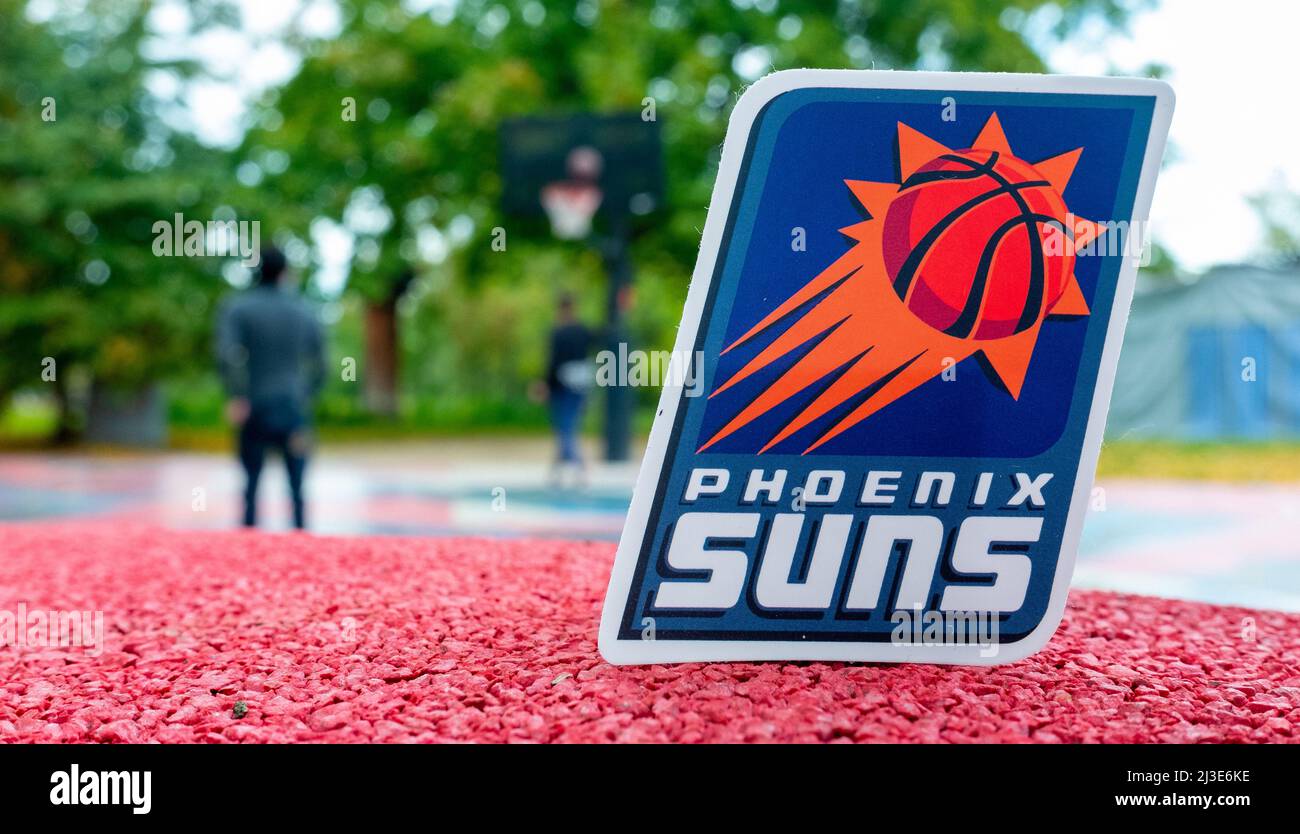 15. September 2021, Phoenix, USA, das Emblem des Basketballclubs Phoenix Suns auf dem Sportplatz. Stockfoto