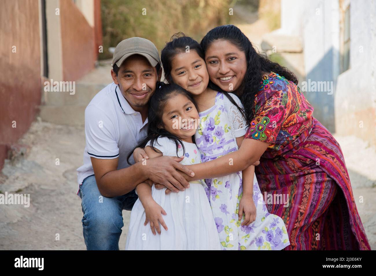 Porträt einer lateinischen Familie in ländlicher Umgebung - glückliche hispanische Familie im Dorf Stockfoto