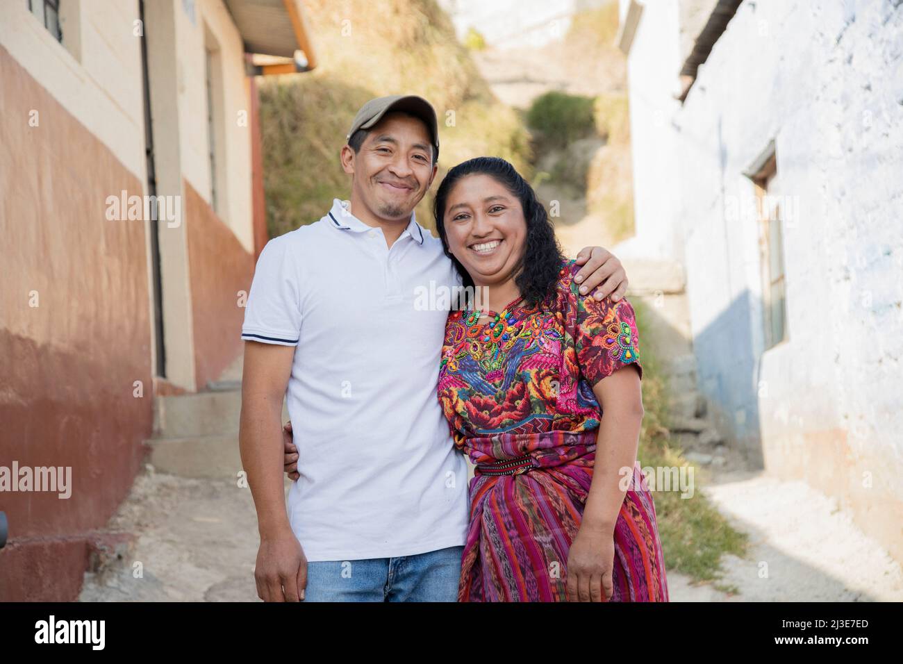 Glückliches hispanisches Paar im Dorf - Guatemaltekisches Paar mit typischer Maya-Tracht Stockfoto