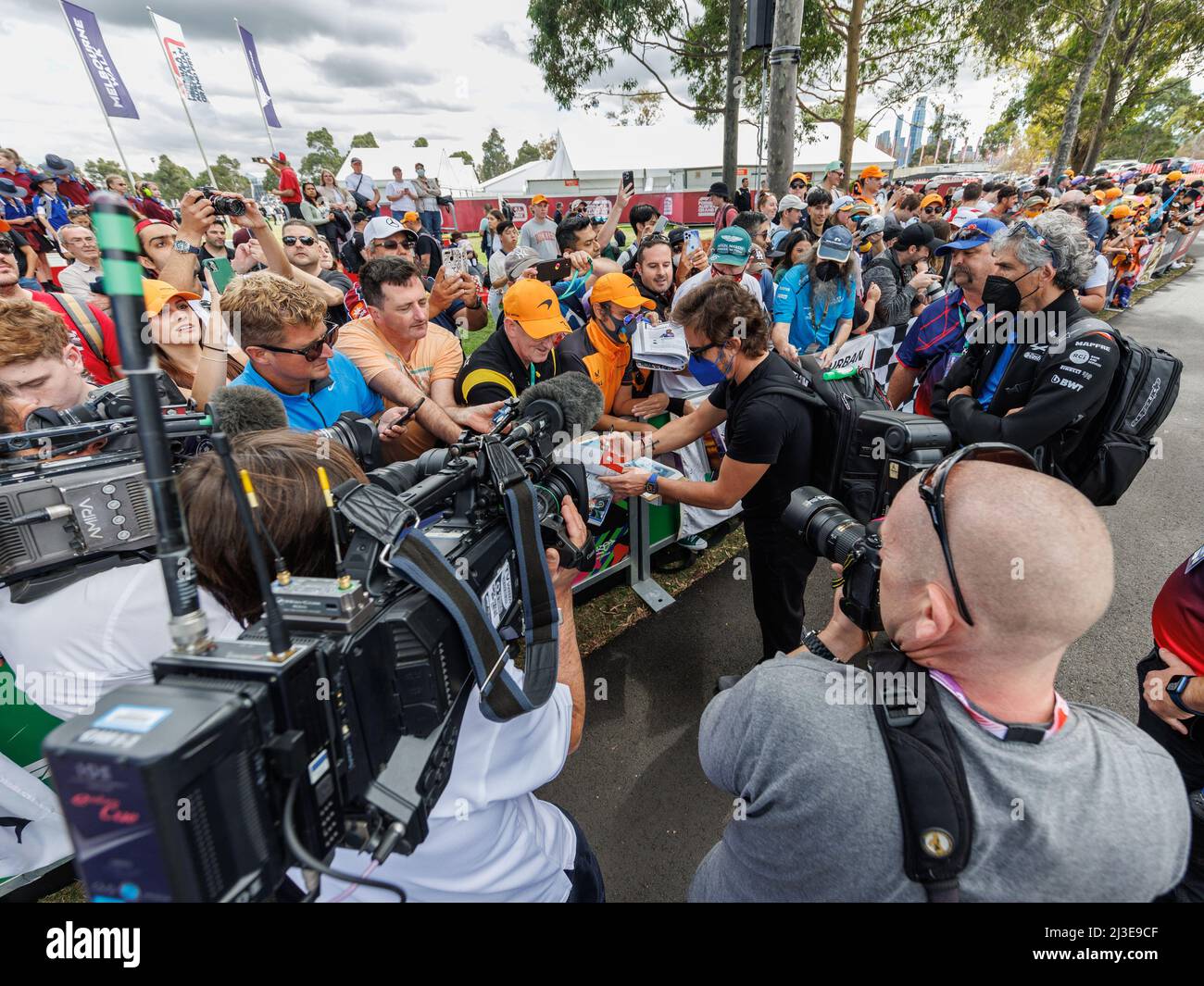 MELBOURNE, AUSTRALIEN, Albert Park Grand Prix Circuit, 7. April: Fernando Alonso (ESP) vom Team Alpine fährt am 7 beim Australian Formel 1 Grand Prix auf dem Albert Park Grand Prix Kurs einen V8 Supercar. April 2022. Stockfoto