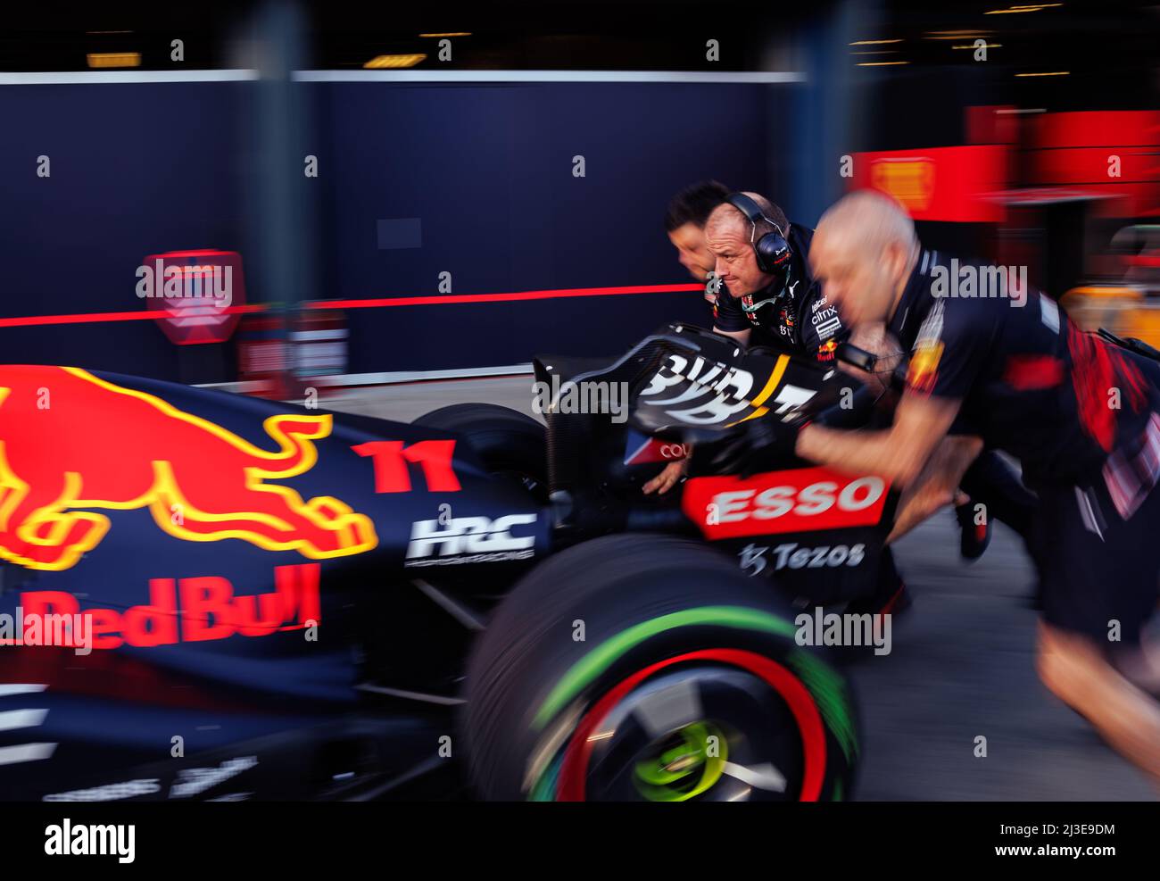 MELBOURNE, AUSTRALIEN, Albert Park Grand Prix Circuit, 7. April: Mechaniker, die am Grand Prix in Australien arbeiten und trainieren, halten mit dem Auto Nummer 11 von Sergio Perez (MEX) des Teams Red Bull am 7 an. April 2022. Stockfoto