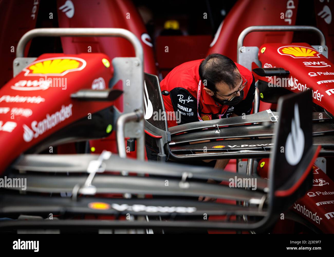 MELBOURNE, AUSTRALIEN, Albert Park Grand Prix Circuit, 7. April: Mechaniker des Ferrari-Teams während des Formel 1 Grand Prix von Australien auf dem Albert Park Grand Prix Kurs am 7. April 2022. Stockfoto