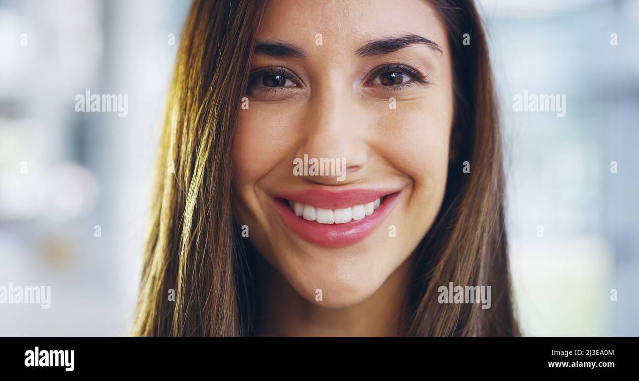 Ich bin bereit für den Erfolg. Kurzer Screenshot einer selbstbewussten jungen Geschäftsfrau, die durch ein modernes Büro geht. Stockfoto