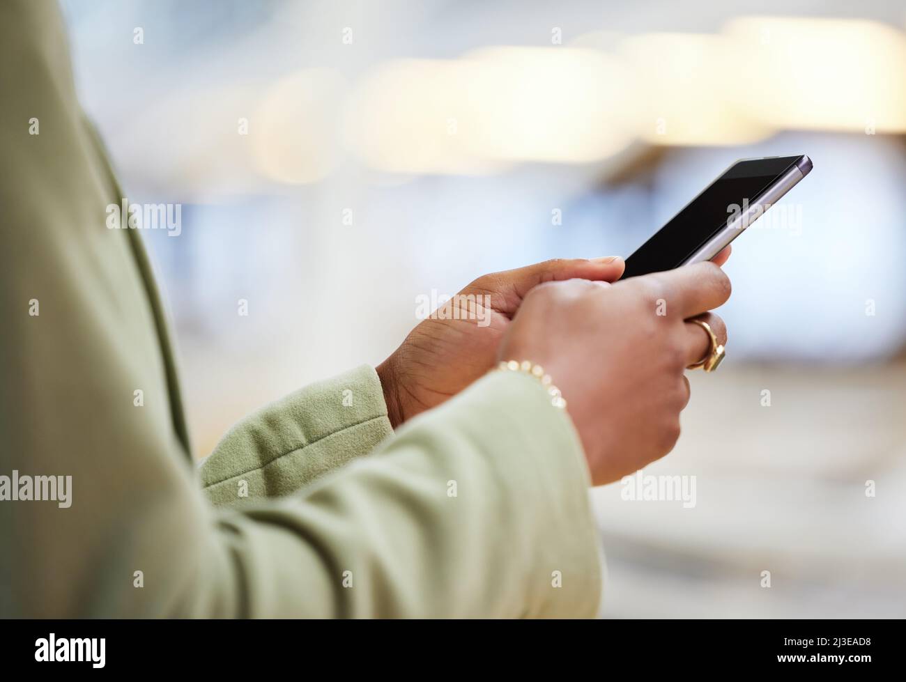 Ich habe an Sie gedacht. Aufnahme einer Frau, die ihr Smartphone benutzt, um einen Text zu senden. Stockfoto