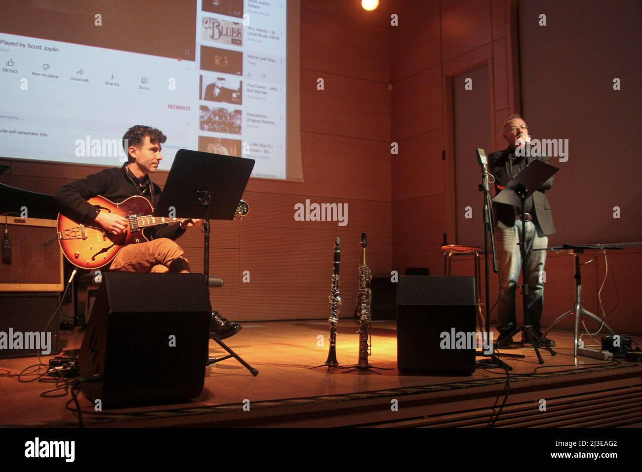 Rom, Italien. 07. April 2022. Gabriele Coen, begleitet von Francesco Poeti, präsentierte die Lektion für Jazzgeschichte 1. in der Casa del Jazz in Rom. (Foto von Daniela Franceschelli/Pacific Press) Quelle: Pacific Press Media Production Corp./Alamy Live News Stockfoto