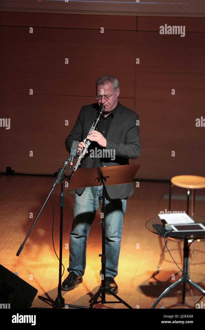 Rom, Italien. 07. April 2022. Gabriele Coen, begleitet von Francesco Poeti, präsentierte die Lektion für Jazzgeschichte 1. in der Casa del Jazz in Rom. (Foto von Daniela Franceschelli/Pacific Press) Quelle: Pacific Press Media Production Corp./Alamy Live News Stockfoto