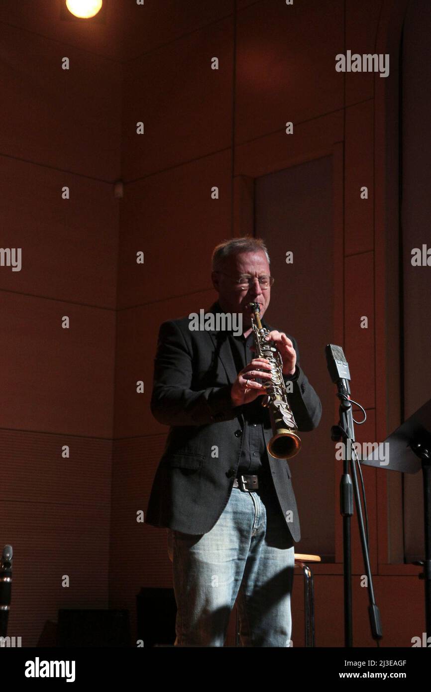 Rom, Italien. 07. April 2022. Gabriele Coen, begleitet von Francesco Poeti, präsentierte die Lektion für Jazzgeschichte 1. in der Casa del Jazz in Rom. (Foto von Daniela Franceschelli/Pacific Press) Quelle: Pacific Press Media Production Corp./Alamy Live News Stockfoto