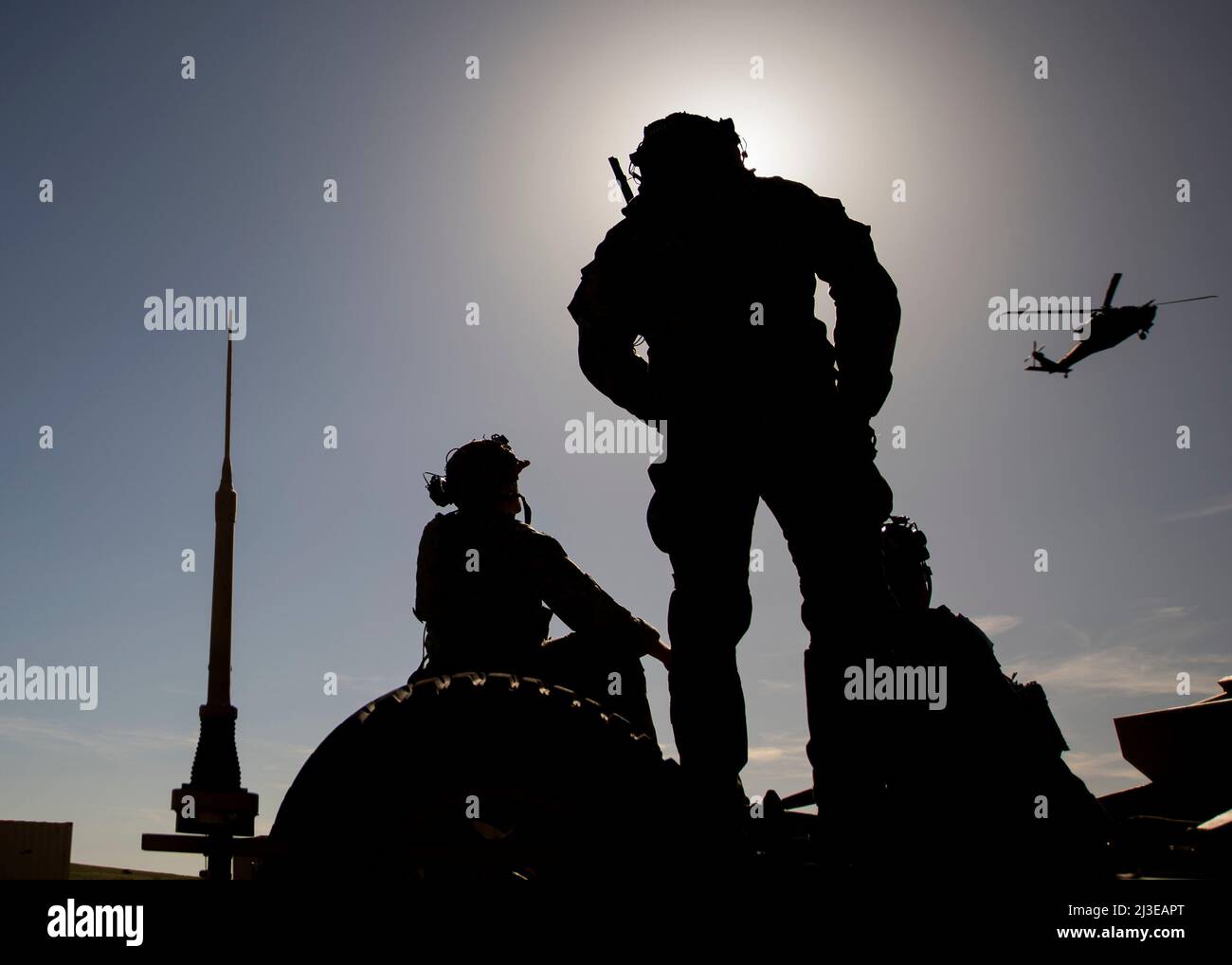 Die U.S. Army Rangers vom Ranger Bataillon 3., Fort Benning, Georgia, beobachten einen U.S. Air Force HH-60 Whiskey Combat Rescue Helikopter auf der Saylor Creek Bombing Range, südlich von Mountain Home, Idaho, 6. April 2022. Die Rangers arbeiteten mit den U.S. Air Force Special Tactics Airmen des 24. Special Tactics Squadron, Pope Field, North Carolina, zusammen, um das mit dem Air Force Operational Test and Evaluation Center verbundene Personal zu testen und zu integrieren, während sie das HH-60 Whiskey-Modell besetzen. (USA Foto der Air National Guard von Senior Master Sgt. Joshua C. Allmaras) Stockfoto