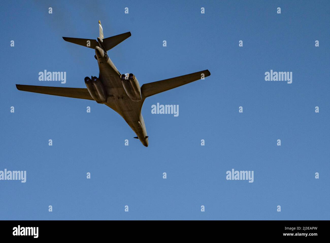 Ein B-1B Lancer von der Dyess Air Force Base fliegt über ein College-Baseballspiel im Crutcher Scott Field in Abilene, Texas, am 5. April 2022. Die B-1 ist in der Lage, die größte konventionelle Nutzlast aller US-Bomber zu tragen. (USA Luftwaffe Foto von Airman 1. Klasse Ryan Hayman) Stockfoto