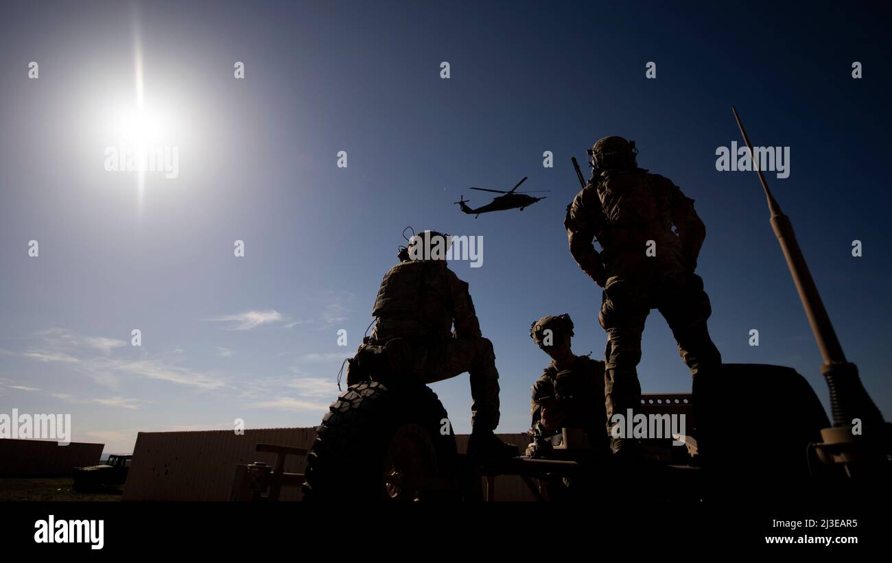 Die U.S. Army Rangers vom Ranger Bataillon 3., Fort Benning, Georgia, beobachten einen U.S. Air Force HH-60 Whiskey Combat Rescue Helikopter auf der Saylor Creek Bombing Range, südlich von Mountain Home, Idaho, 6. April 2022. Die Rangers arbeiteten mit den U.S. Air Force Special Tactics Airmen des 24. Special Tactics Squadron, Pope Field, North Carolina, zusammen, um das mit dem Air Force Operational Test and Evaluation Center verbundene Personal zu testen und zu integrieren, während sie das HH-60 Whiskey-Modell besetzen. (USA Foto der Air National Guard von Senior Master Sgt. Joshua C. Allmaras) Stockfoto