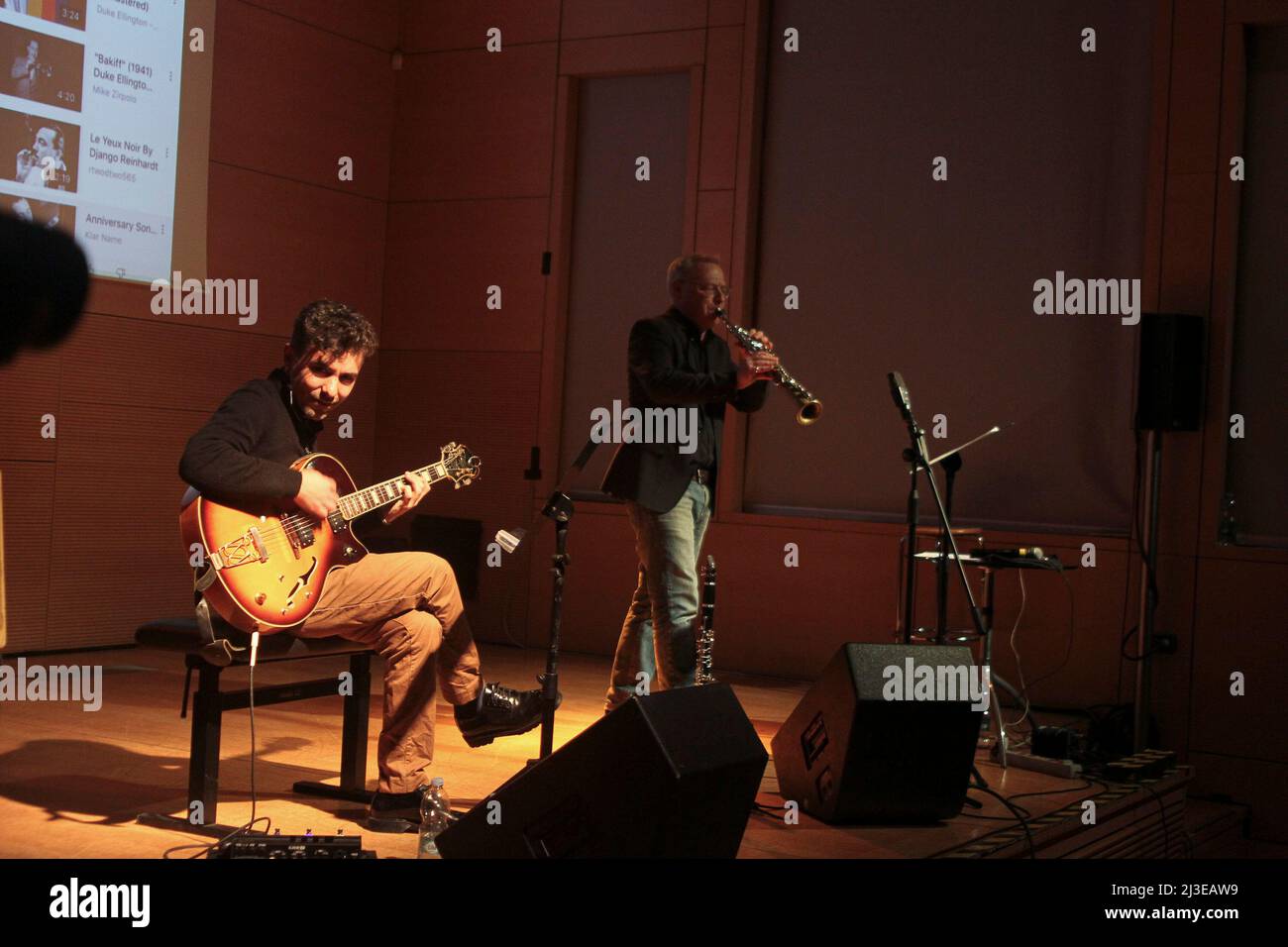7. April 2022, Rom, Latium, Italien: Gabriele Coen, begleitet von Francesco Poeti, präsentierte 1. die Jazzgeschichte-Lektion in der Casa del Jazz in Rom. (Bild: © Daniela Franceschelli/Pacific Press via ZUMA Press Wire) Stockfoto