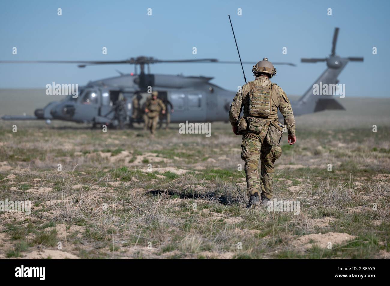 Mitglieder des Ranger Bataillons 3. in Fort Benning, Georgia, und Mitglieder des Special Tactics Squadron 24. in Pope Field, North Carolina nimmt an einer Feldschulung Teil, die M224 60mm Leichtmörtel und Unterstützung von HH-60W Whiskey Helicopters und an der Saylor Creek Range außerhalb von Mountain Home in Idaho umfasste. Die Saylor Creek Range ist Teil des Mountain Home Range Complex und besteht aus 7.400 Quadratkilometern verbundener Luftraum und 122.000 Hektar Land, die für zwei Luft-Boden-Trainingsstrecken, fünf No-Drop-Zielkomplexe A, genutzt werden Stockfoto