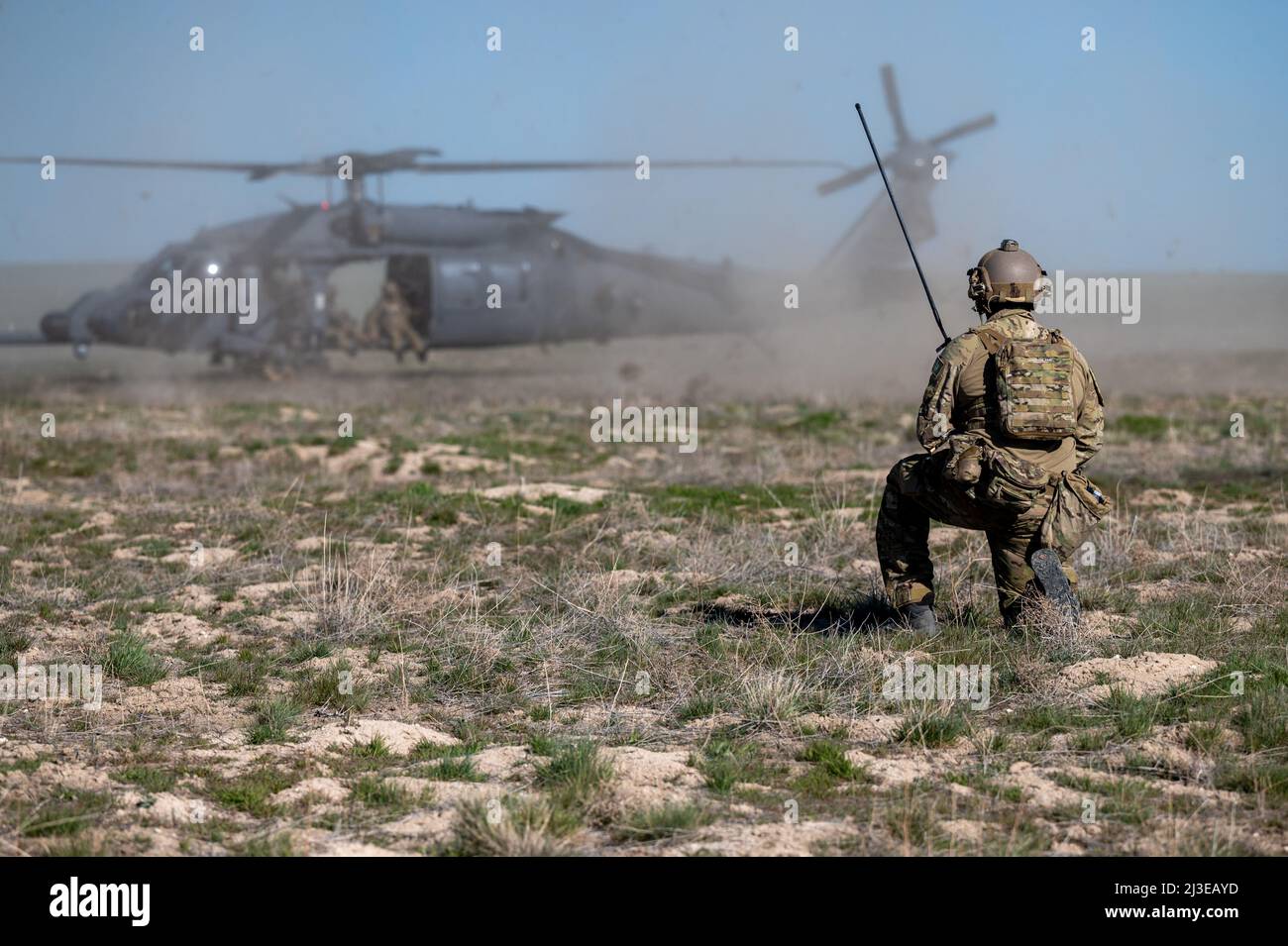 Mitglieder des Ranger Bataillons 3. in Fort Benning, Georgia, und Mitglieder des Special Tactics Squadron 24. in Pope Field, North Carolina nimmt an einer Feldschulung Teil, die M224 60mm Leichtmörtel und Unterstützung von HH-60W Whiskey Helicopters und an der Saylor Creek Range außerhalb von Mountain Home in Idaho umfasste. Die Saylor Creek Range ist Teil des Mountain Home Range Complex und besteht aus 7.400 Quadratkilometern verbundener Luftraum und 122.000 Hektar Land, die für zwei Luft-Boden-Trainingsstrecken, fünf No-Drop-Zielkomplexe A, genutzt werden Stockfoto