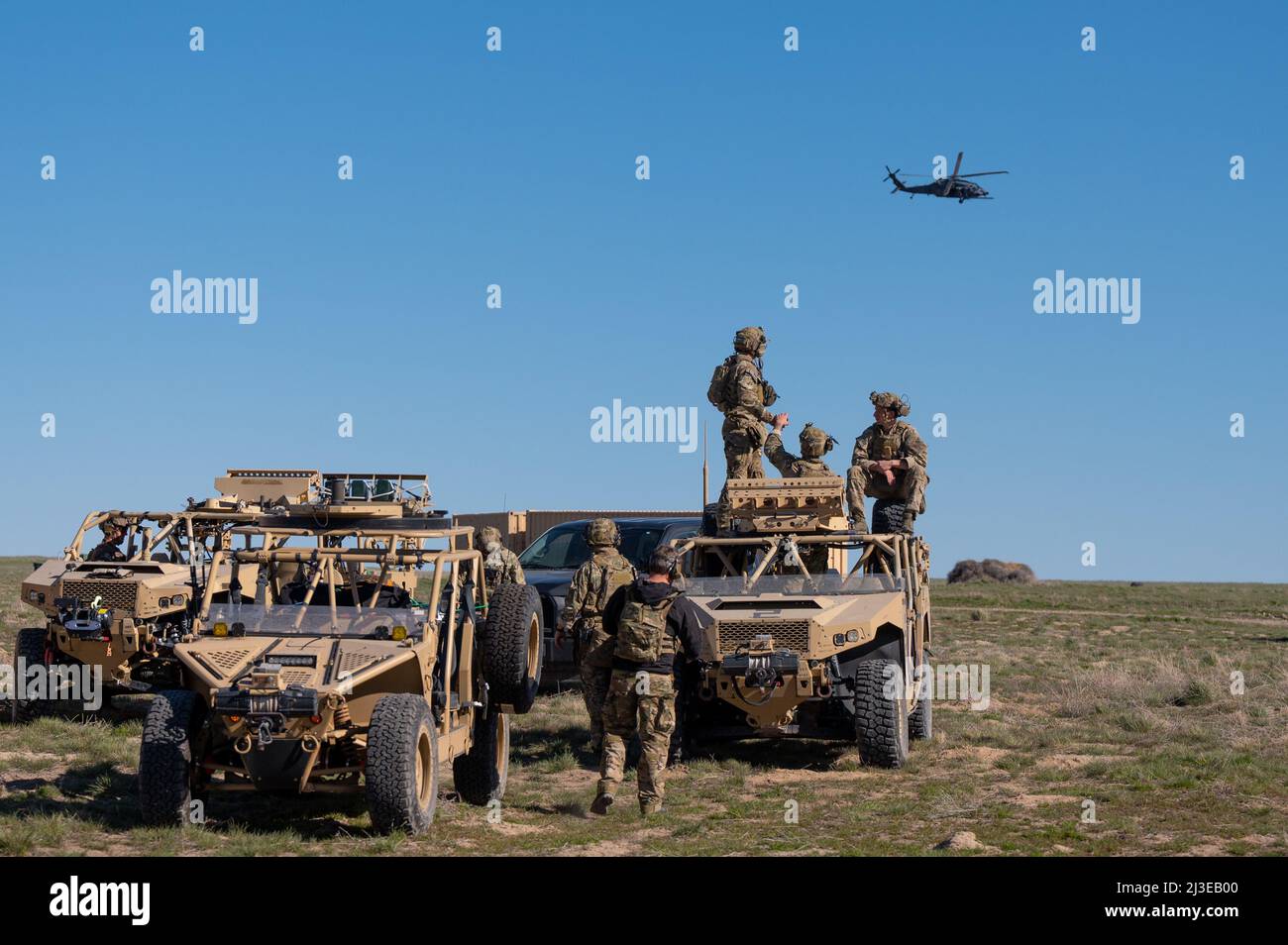 Mitglieder des Ranger Bataillons 3. in Fort Benning, Georgia, und Mitglieder des Special Tactics Squadron 24. in Pope Field, North Carolina nimmt an einer Feldschulung Teil, die M224 60mm Leichtmörtel und Unterstützung von HH-60W Whiskey Helicopters und an der Saylor Creek Range außerhalb von Mountain Home in Idaho umfasste. Die Saylor Creek Range ist Teil des Mountain Home Range Complex und besteht aus 7.400 Quadratkilometern verbundener Luftraum und 122.000 Hektar Land, die für zwei Luft-Boden-Trainingsstrecken, fünf No-Drop-Zielkomplexe A, genutzt werden Stockfoto