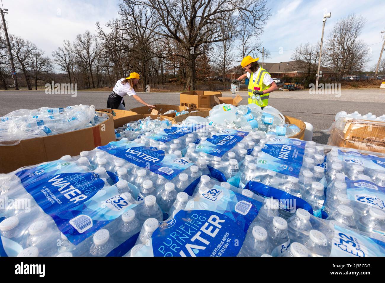 Mayfield, Kentucky – Freiwillige sortieren im Tornado Relief Center auf den Graves County Fairgrounds gespendete Lebensmittel, Wasser, Kleidung und andere Hilfsgüter. Stockfoto