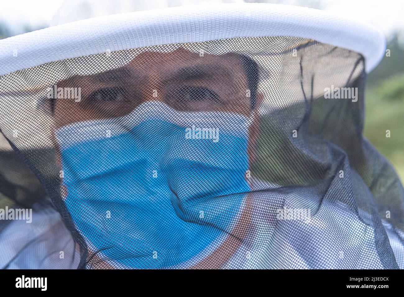 Portrait eines Honigsammlers mit Maske und Schutzanzug. Imkerkonzept Stockfoto