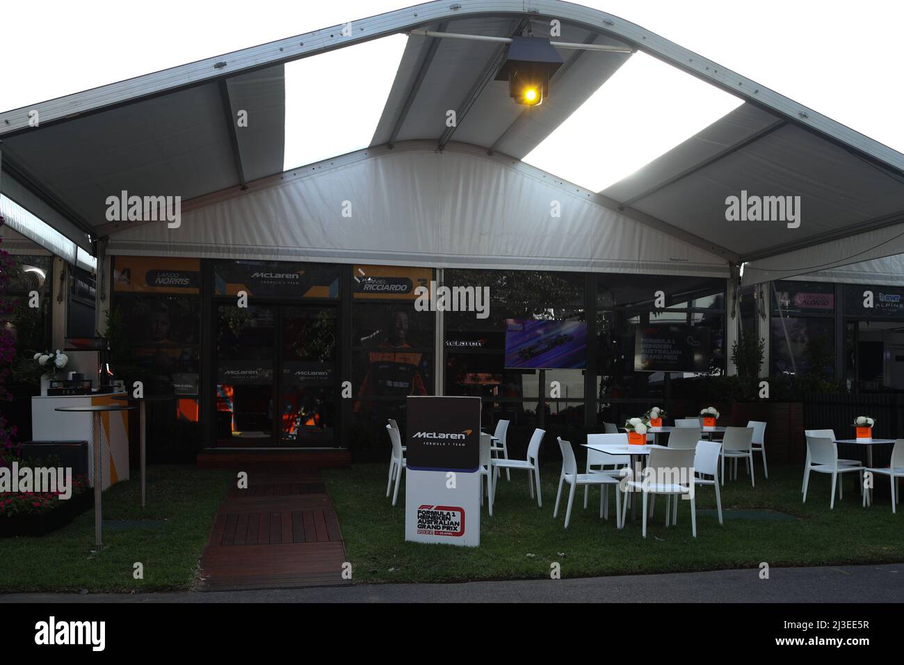Albert Park, Melbourne, Victoria, Australien. 08. April 2022. FIA Formel-1-Weltmeisterschaft 2022 - Formel-1-Rolex-Australischer Grand-Prix - Ein Blick auf die Gastfreundlichkeit des McLaren F1-Teams im F1 Pit Paddock - Bildquelle: brett keating/Alamy Live News Stockfoto