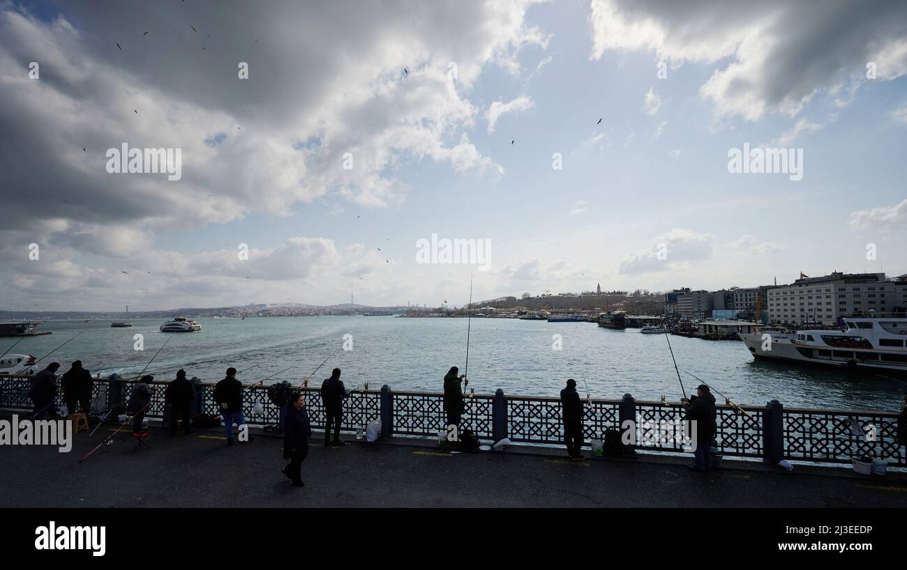 Istanbul, Türkei - 24 2022. März: Viele Fischer in Istanbul fangen Fische von der Brücke aus Stockfoto