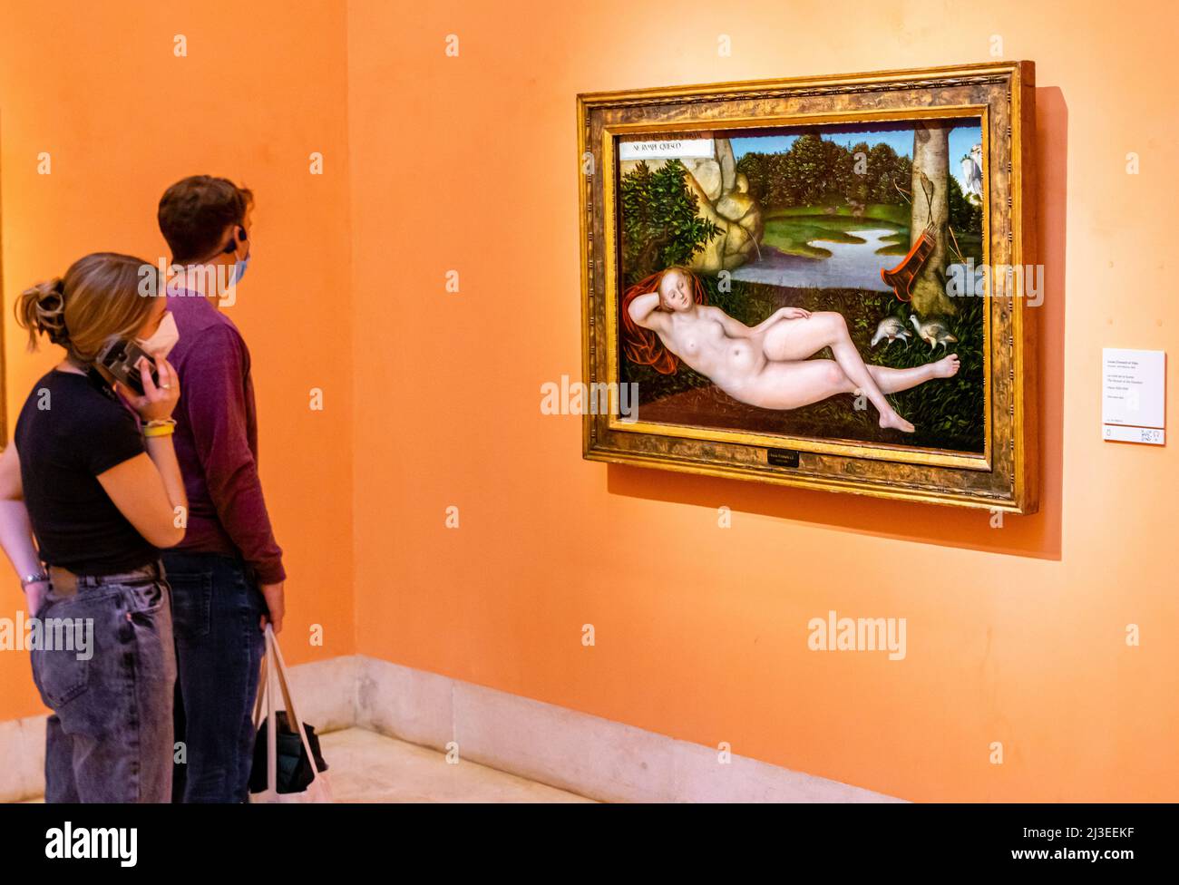 Besucher mit aufioguide, die Lucas Cranach der Ältere, die Nymphe am Brunnen, ca. 1530 - 1534 im Thyssen-Bornemisza Nationalmuseum Stockfoto