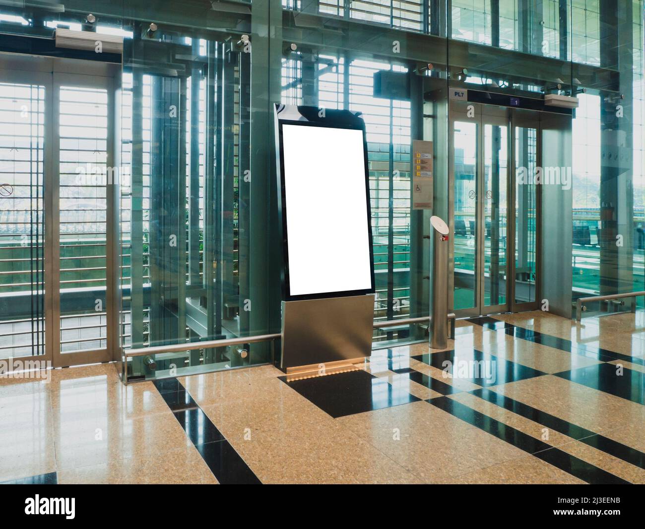 Leere Werbung in einer modernen Aufzugslobby Stockfoto