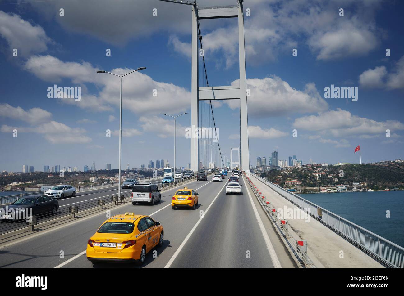 Istanbul, Türkei - 24 2022. März: Autoverkehr auf der Bosporus-Brücke in Istanbul Panoramablick an sonnigen Tagen Stockfoto