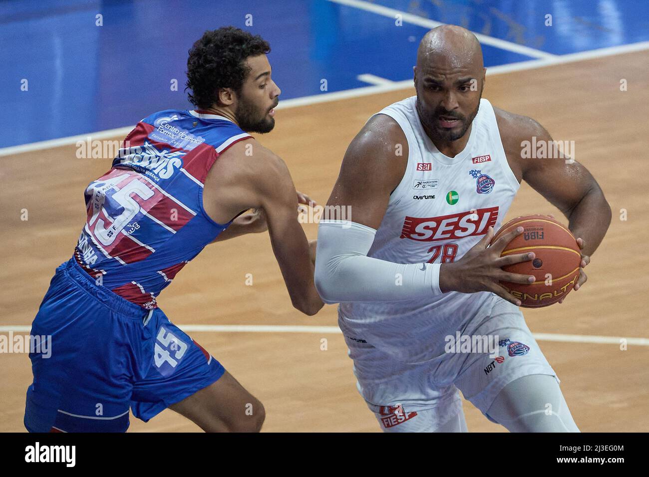 Franca, Brasilien. 07. April 2022. Franca's Lucas Mariano (R) während des Spiels Franca gegen Fortaleza, gültig für die nationale Basketball-Meisterschaft, am 7. April im Pedro Morilla Fuentes Gymnasium, Franca, Sao Paulo, Brasilien, 2022. (Foto: Igor do Vene/Sipa USA) Quelle: SIPA USA/Alamy Live News Stockfoto